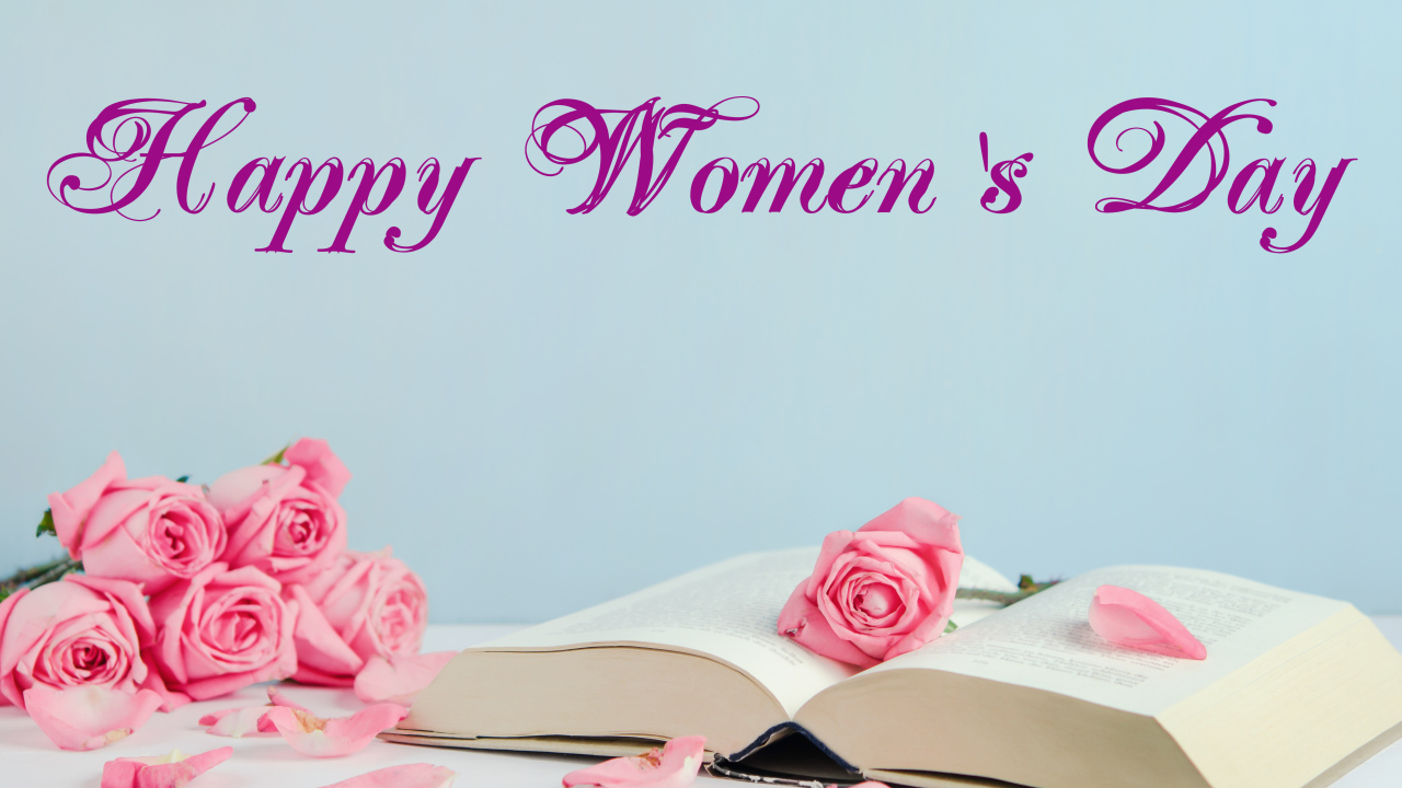 Открытая книга и розовые розы на Международный женский день 