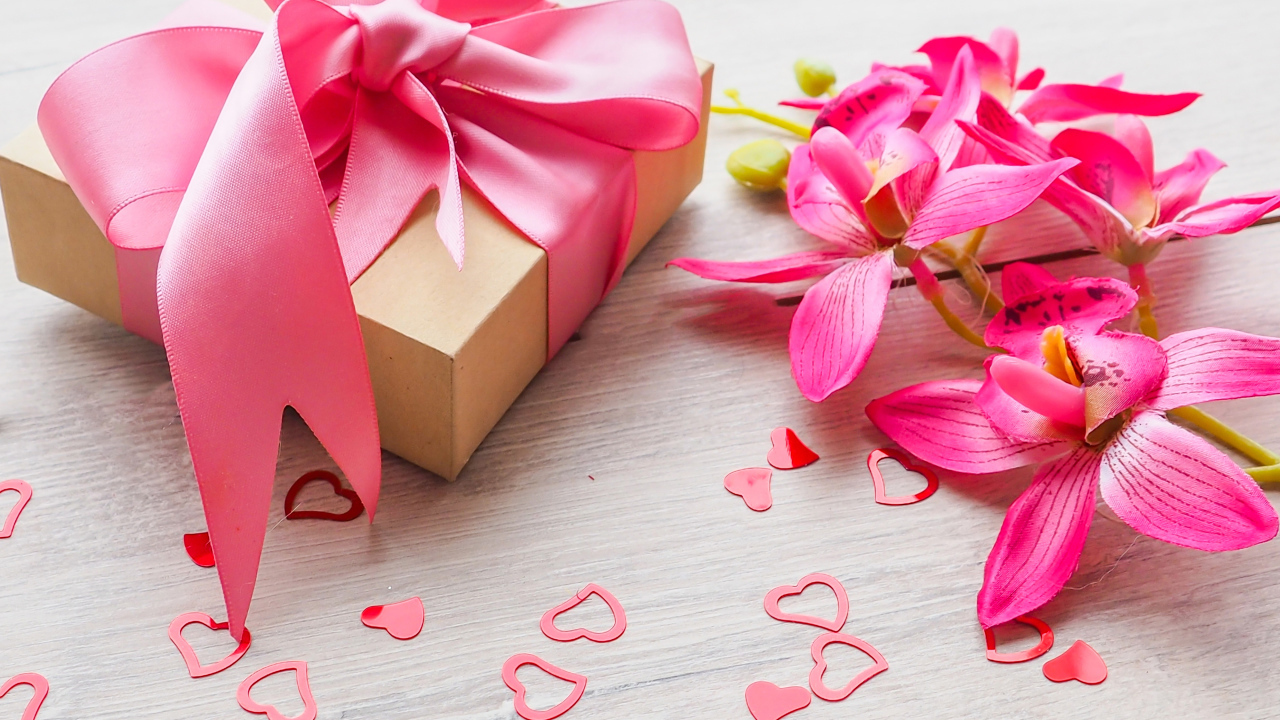 Розовые орхидеи с подарком на 8 марта 