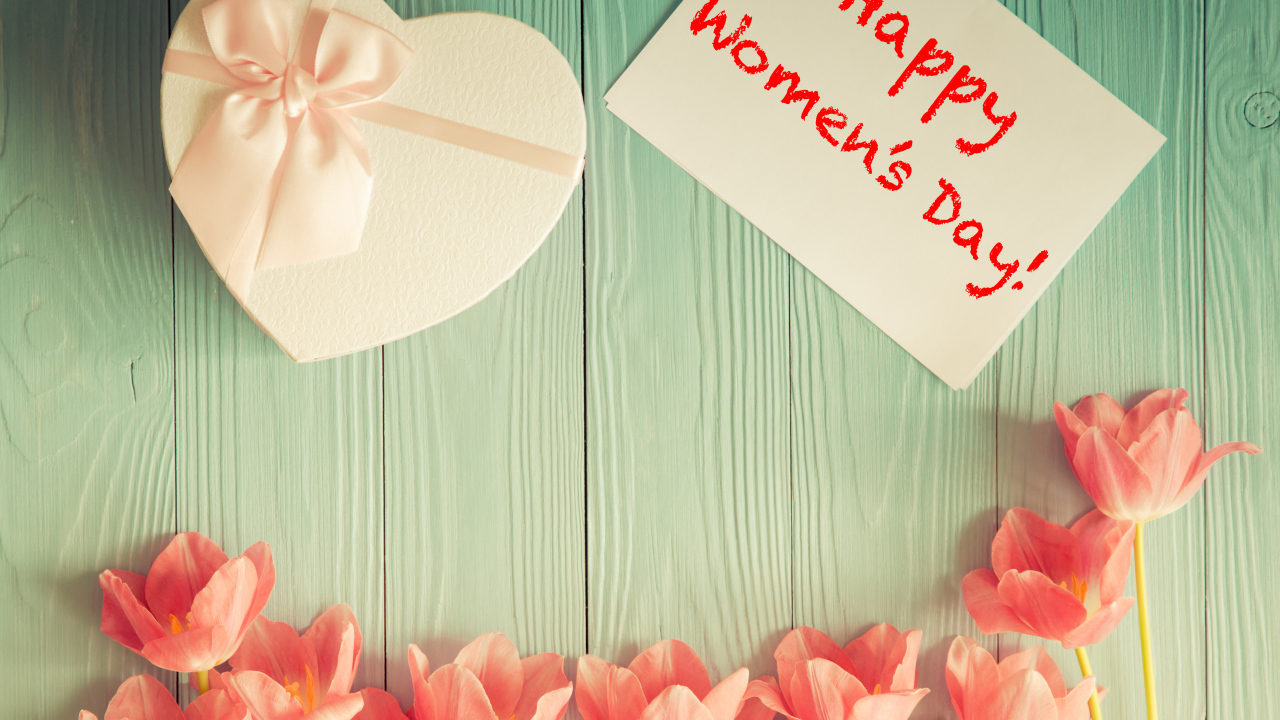 Розовые тюльпаны и подарок в виде сердца на Международный женский день