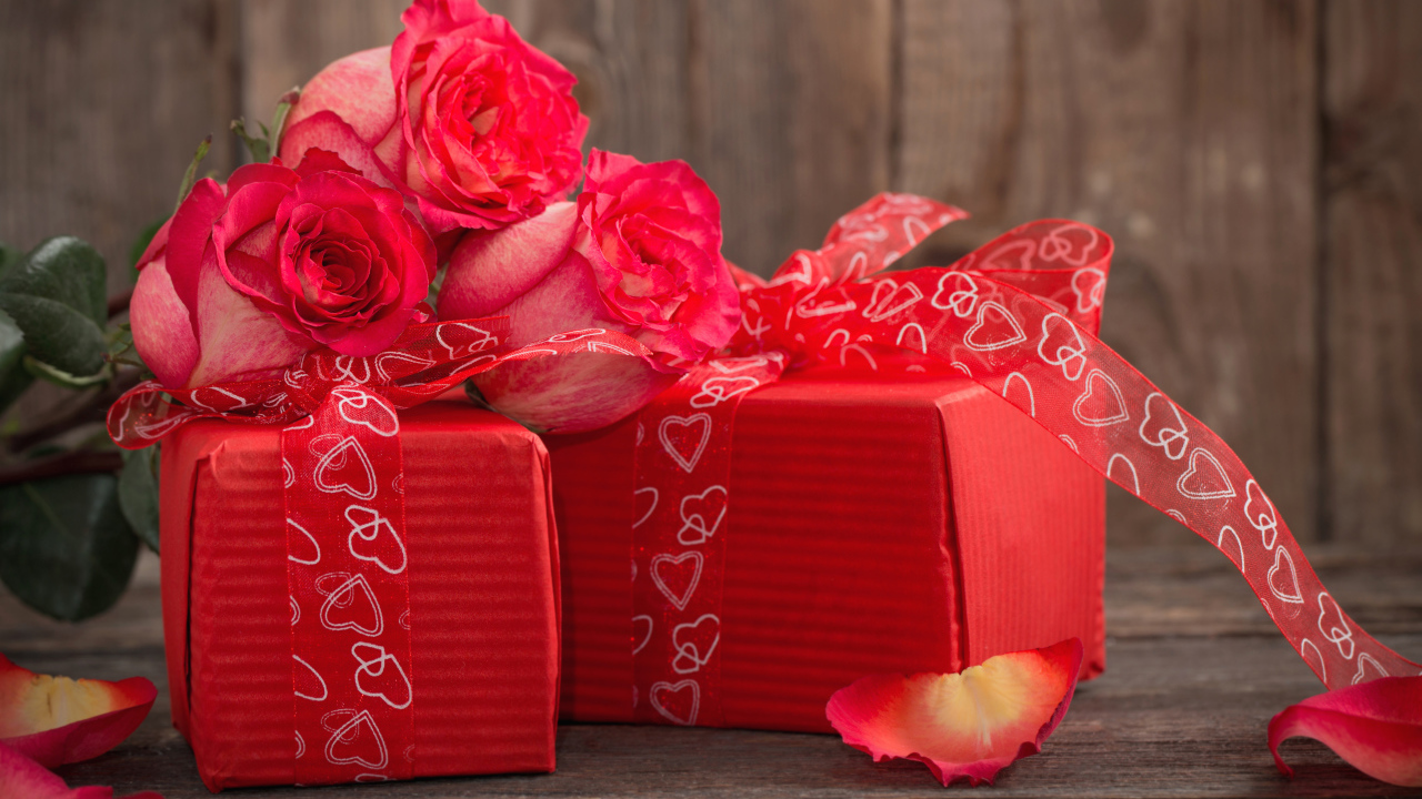 Два больших красных подарка и розы в подарок любимой на 8 марта