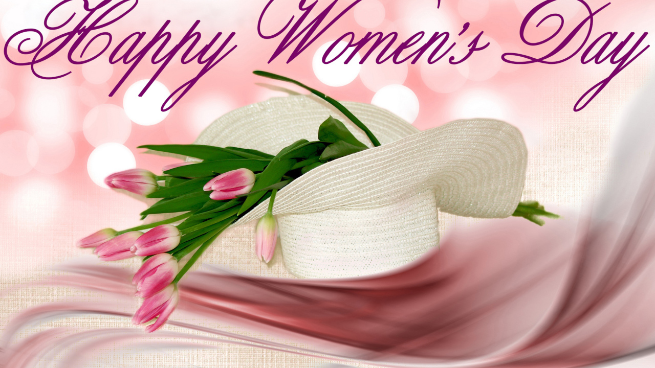 Белая шляпа с розовыми тюльпанами на Международный женский день 8 марта