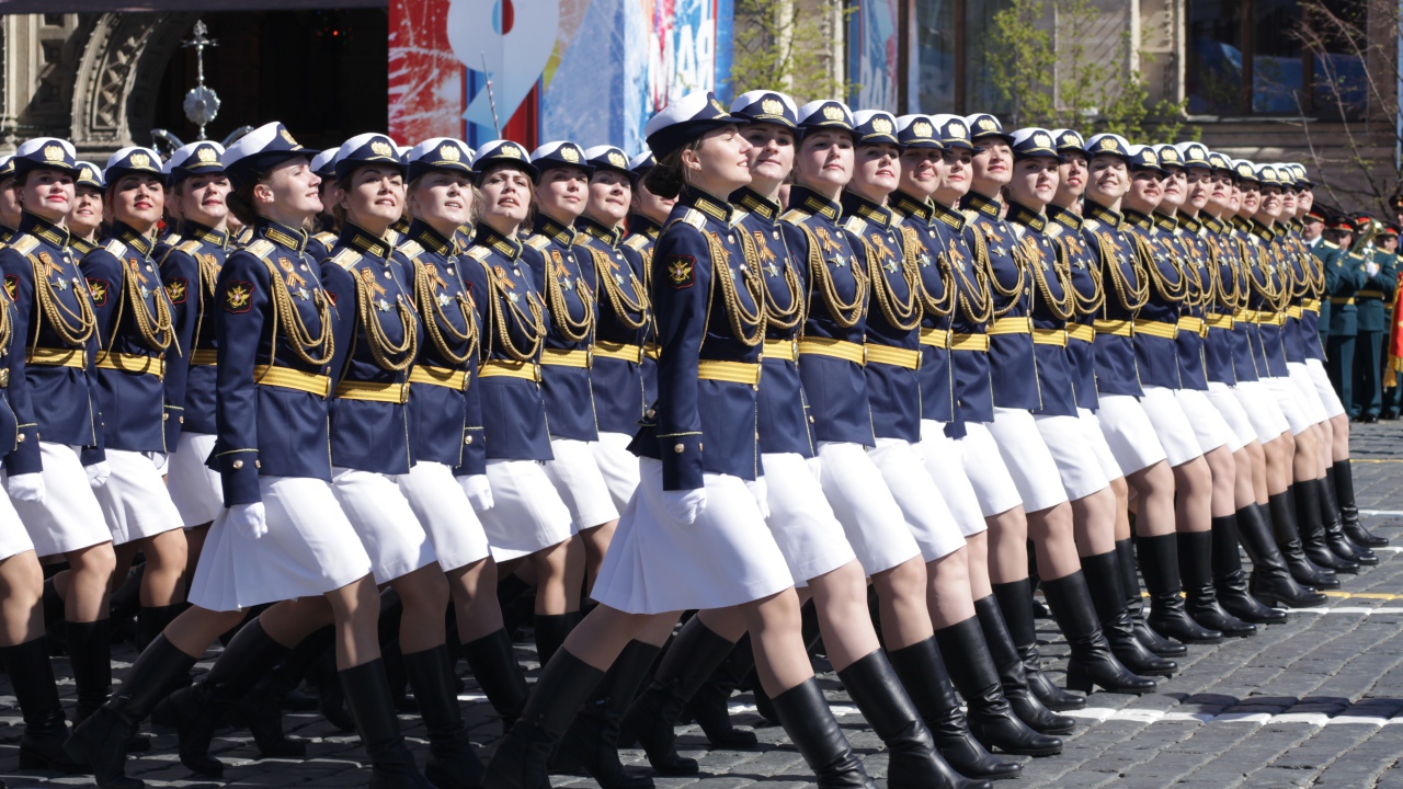 Девушки курсанты на военном параде ко Дню Победы, 9 мая