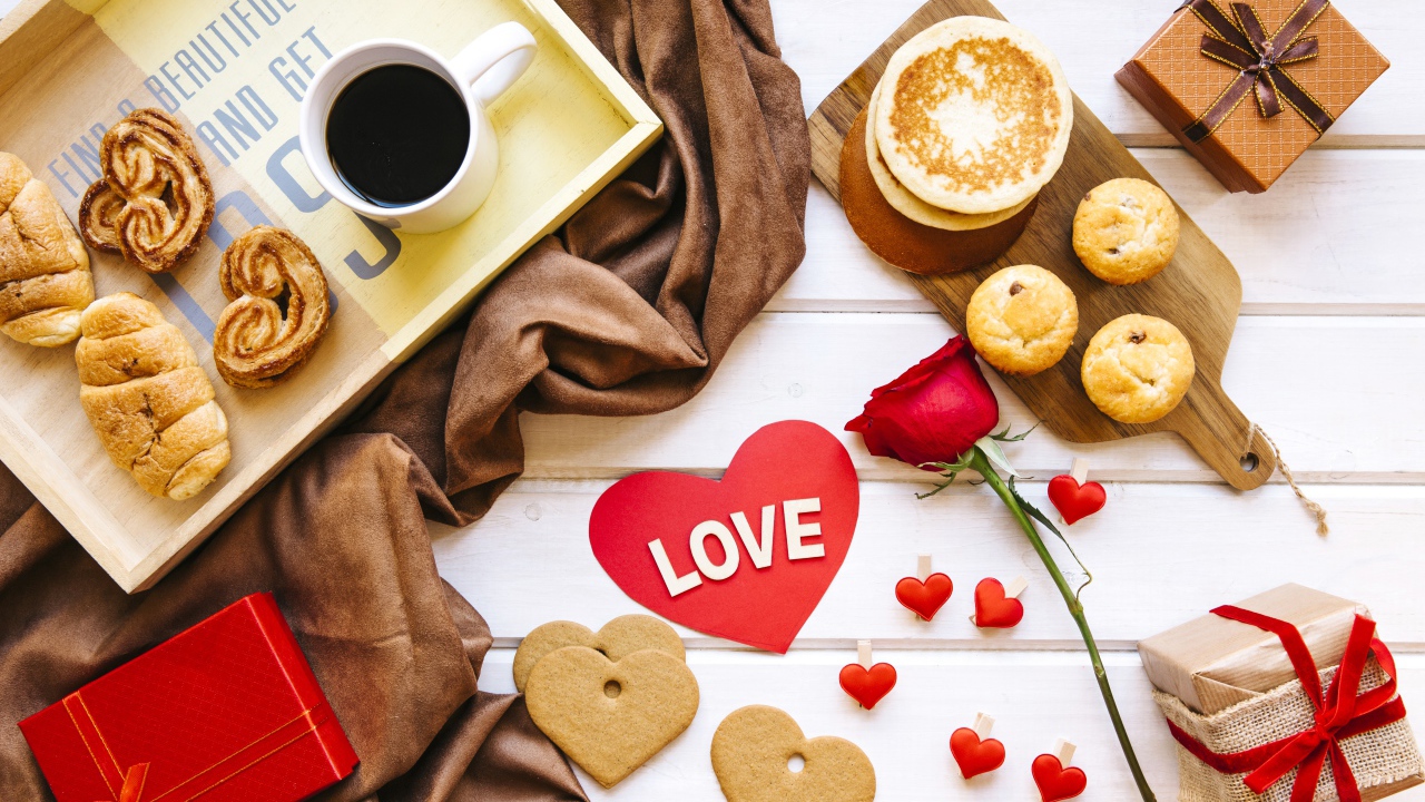 Печенье, кофе и подарки для любимой на День Святого Валентина