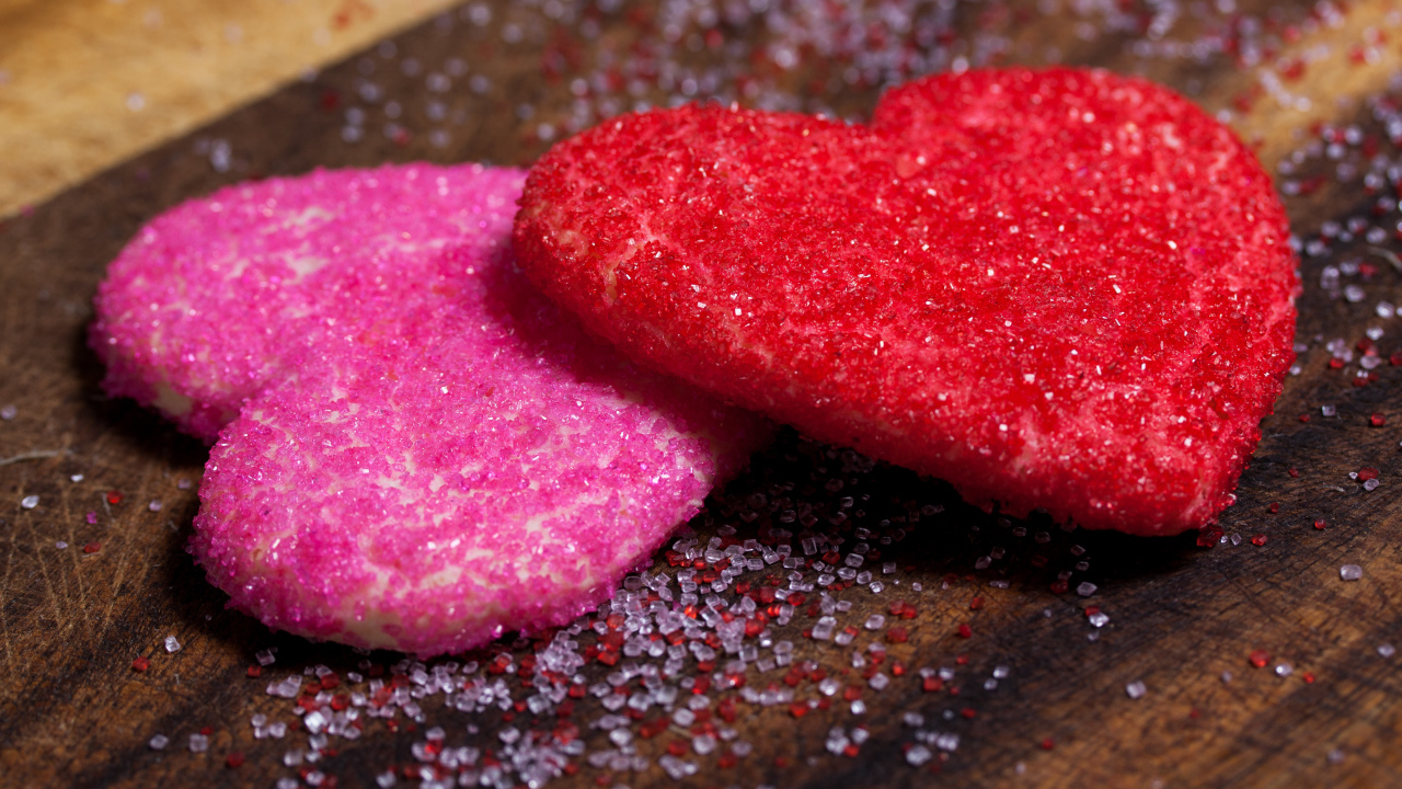 Два печенья в форме сердца в сахаре на День Святого Валентина 14 февраля