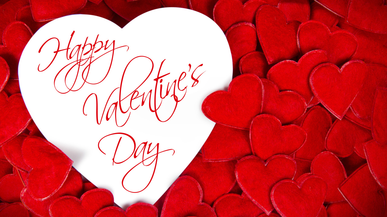 Белая валентинка с красными сердечками на День Святого Валентина 14 февраля 