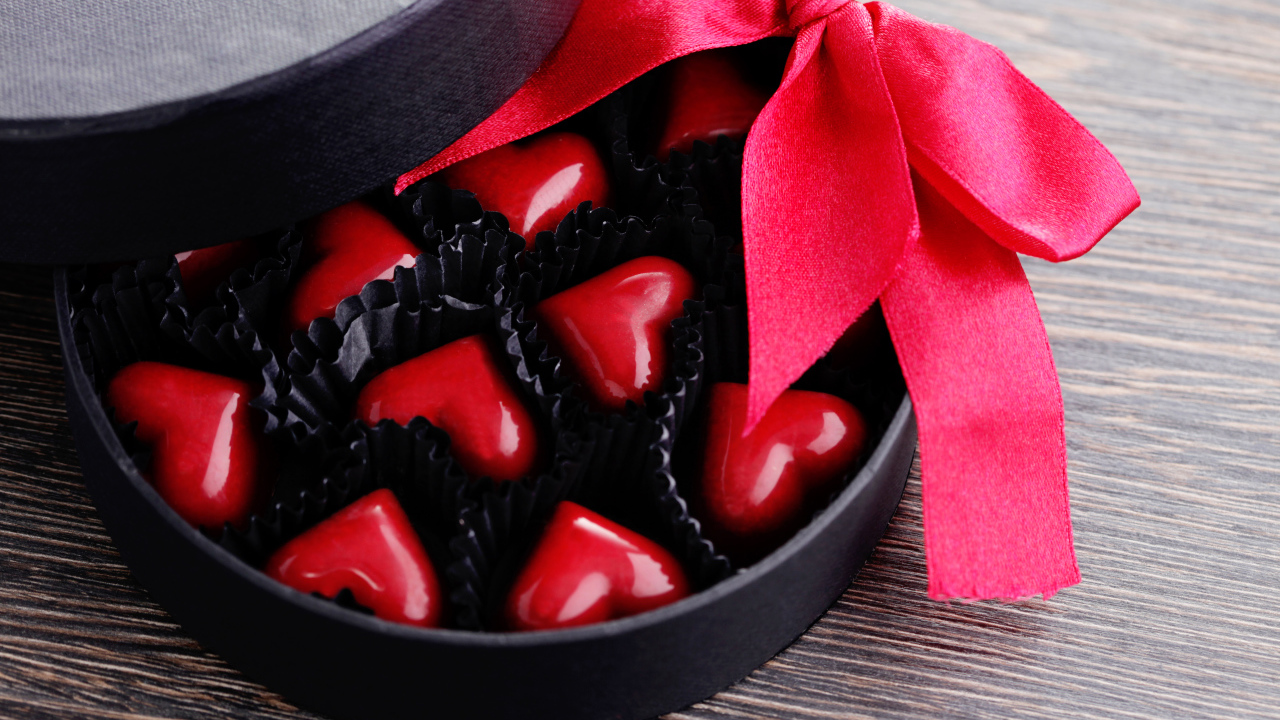 Коробка шоколадных конфет в форме сердца с красной лентой