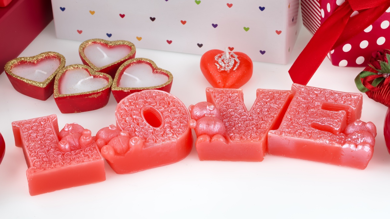 Декоративные свечи в форме сердца и буквы LOVE