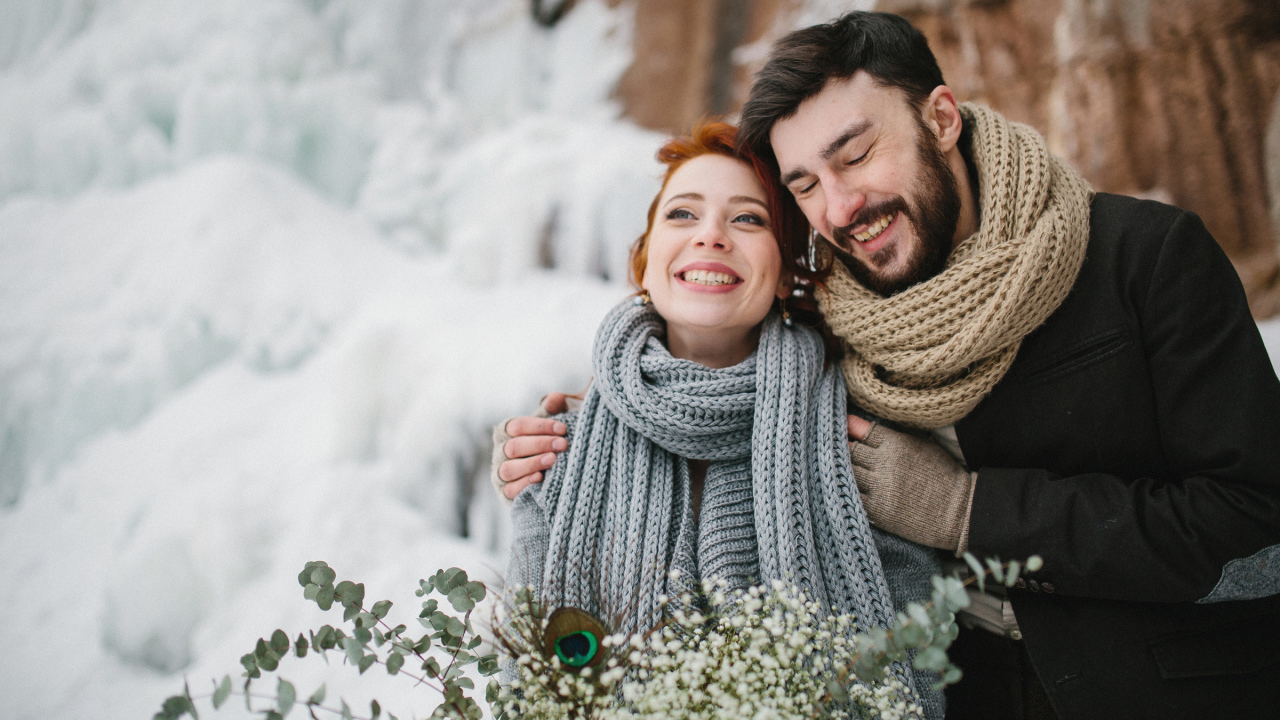 Влюбленная счастливая пара зимой