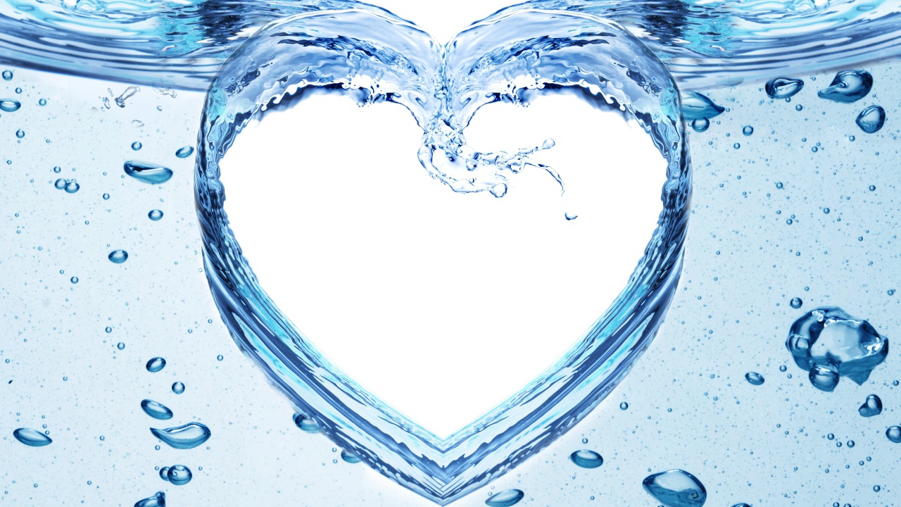 Сердце из воды на белом фоне