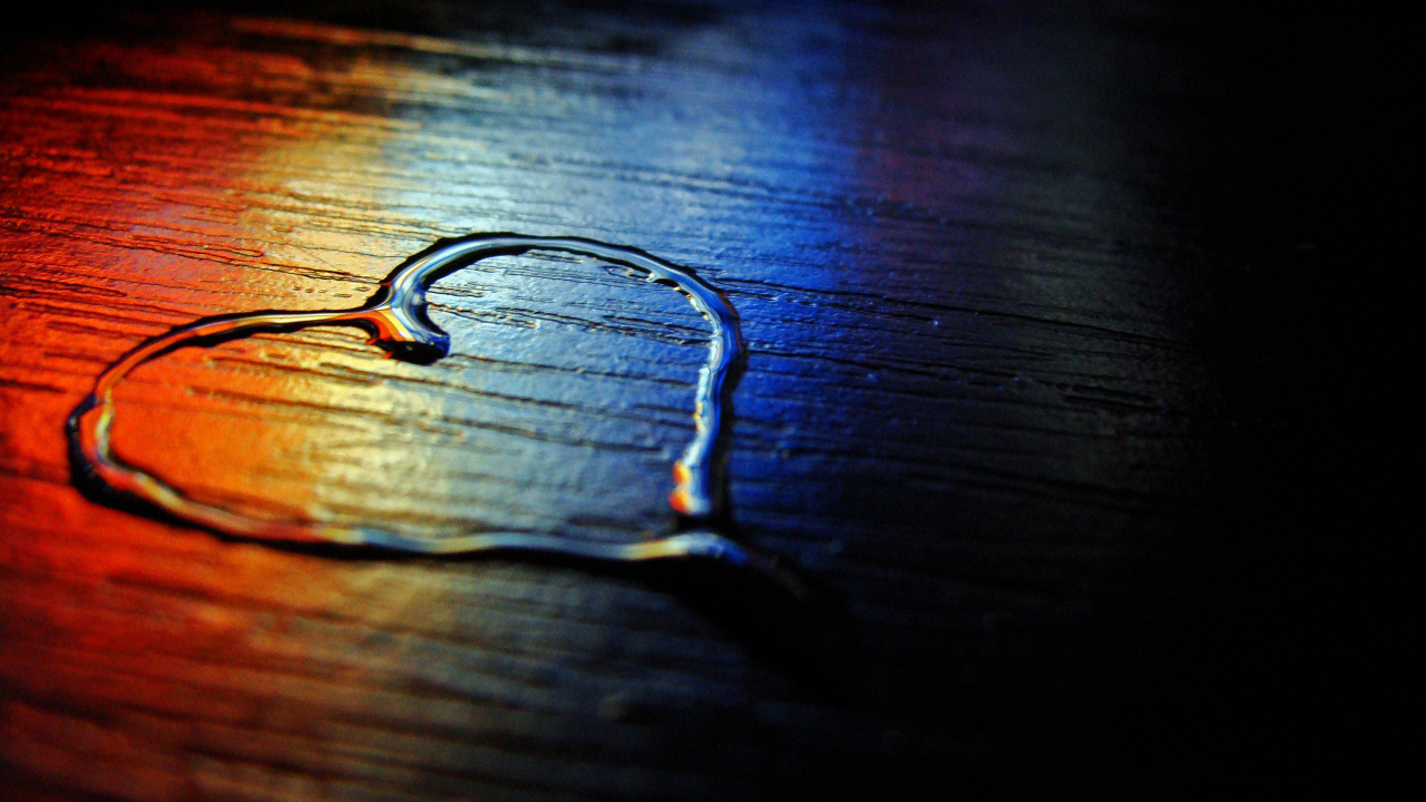 Сердце из воды на деревянной поверхности