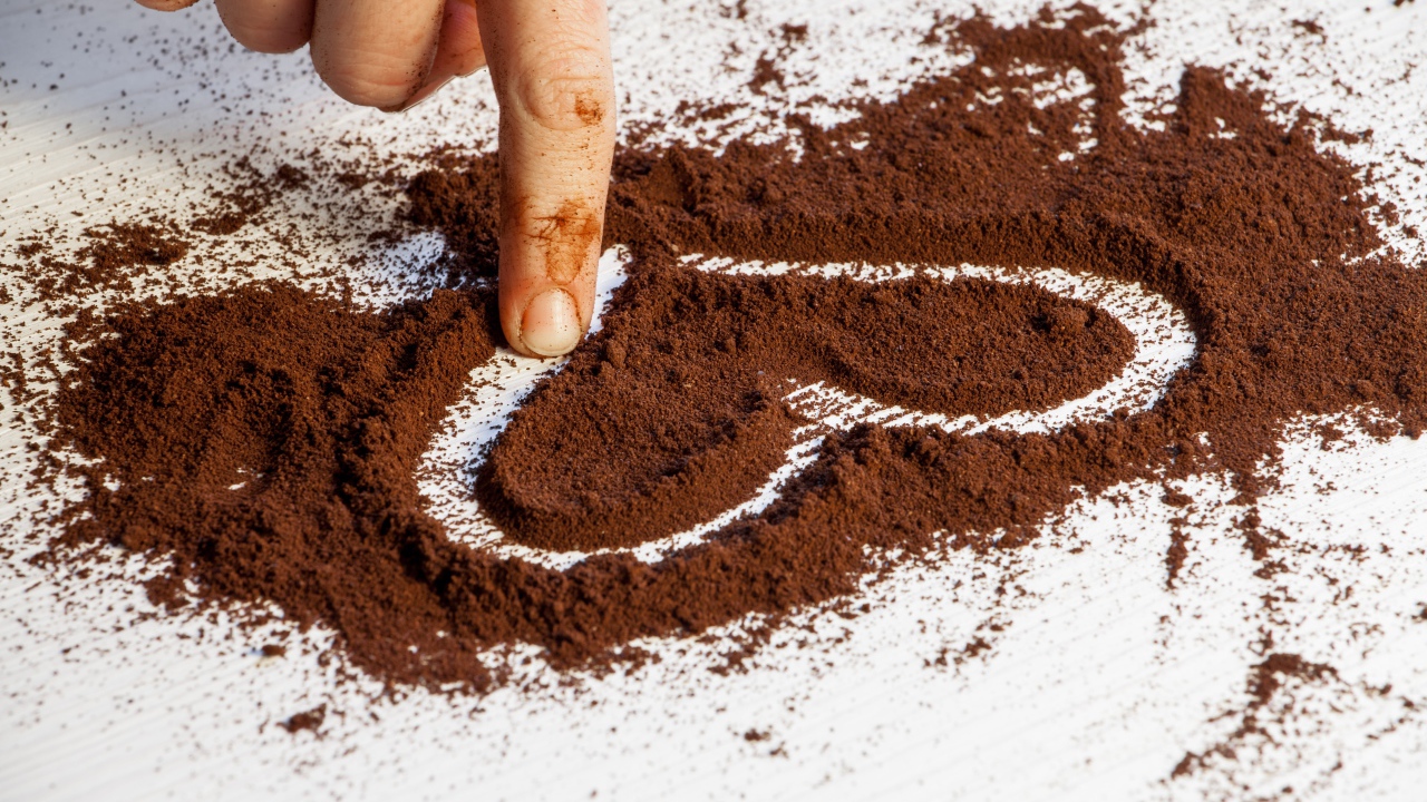 Сердце нарисовано на молотом кофе