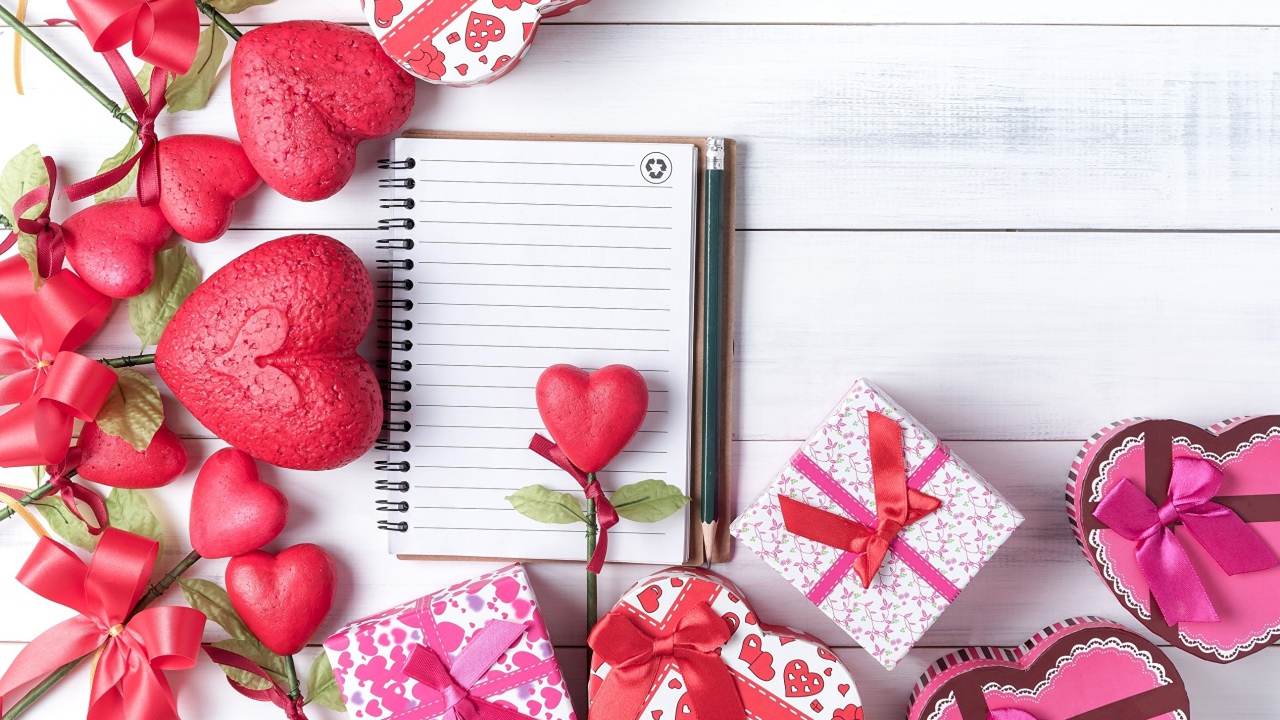 Сердца, подарки и тетрадь с карандашом шаблон для открытки