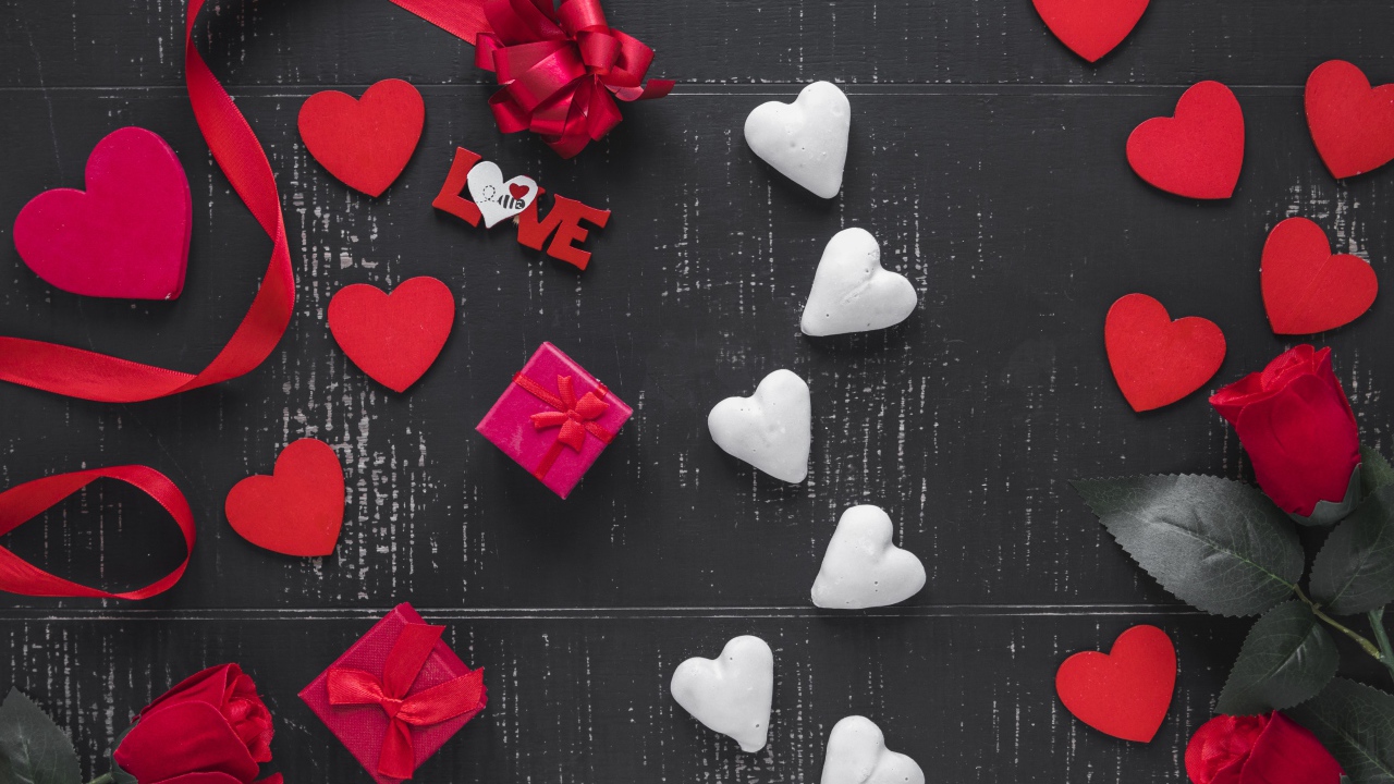 Сердечки с розами и красным бантом на сером фоне