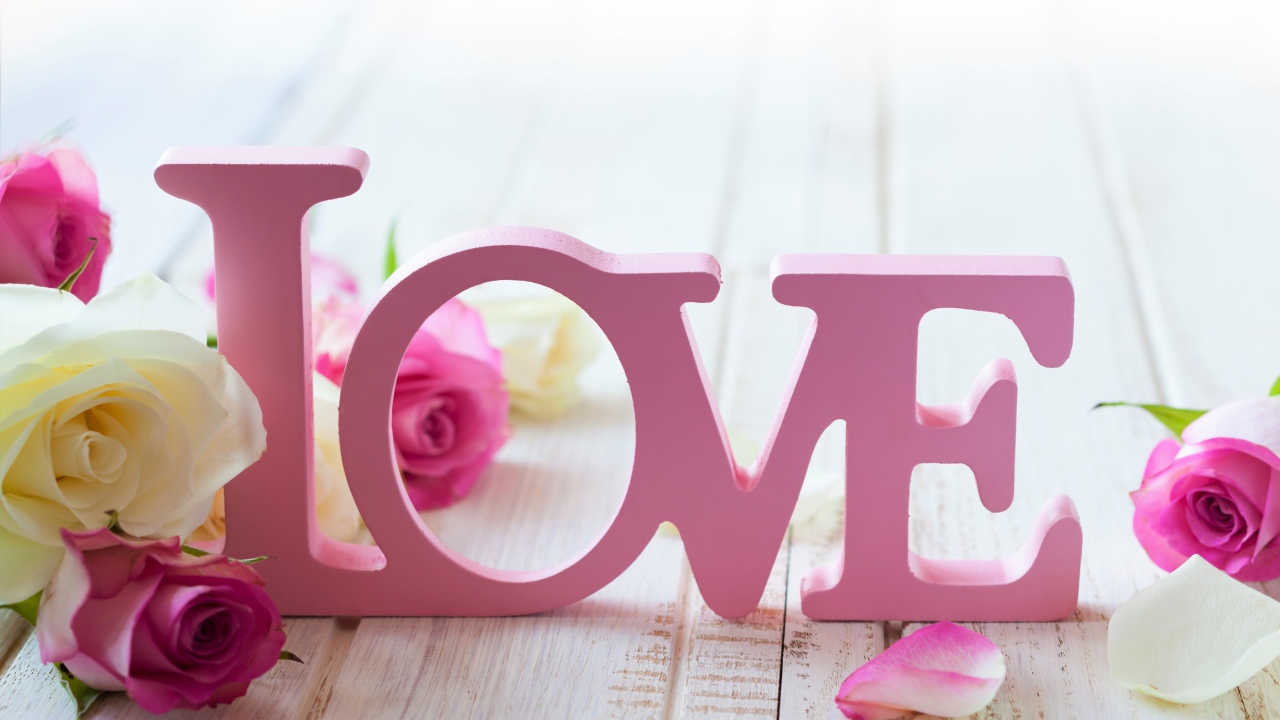 Розовая надпись любовь с нежными белыми и розовыми розами