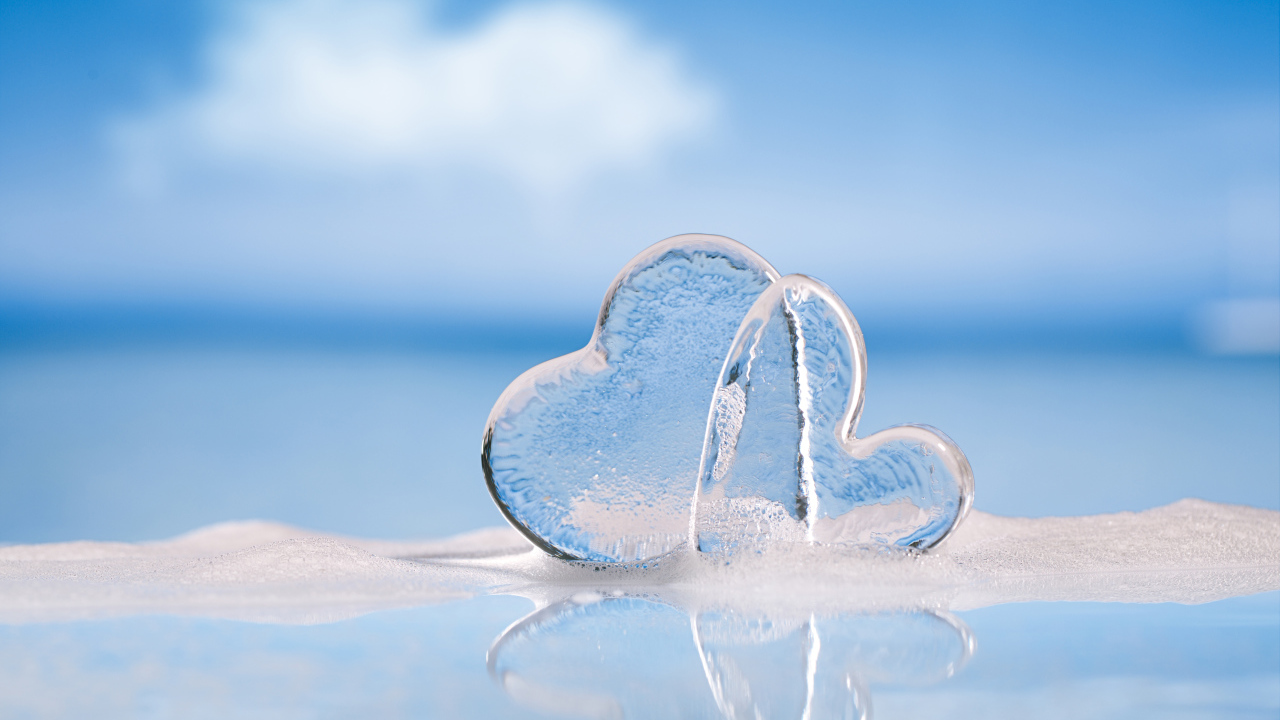 Два ледяных сердца на голубом фоне
