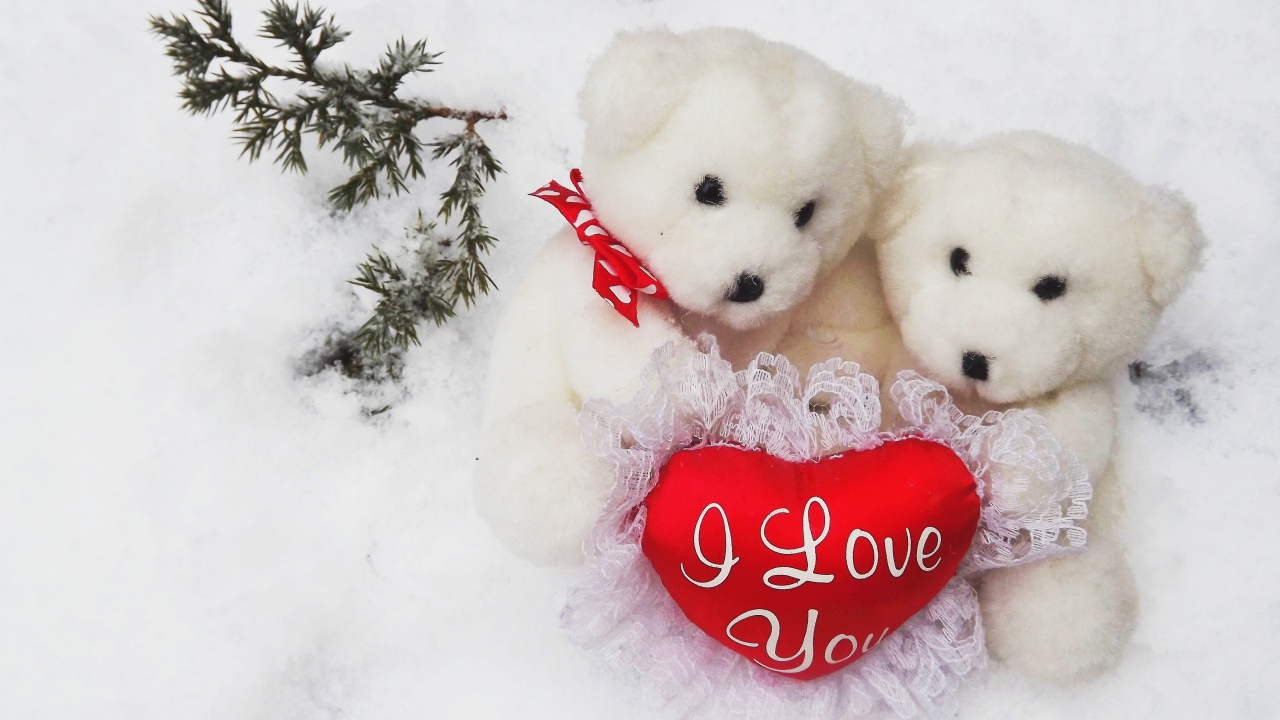 Два белых плюшевых медведя с сердечком