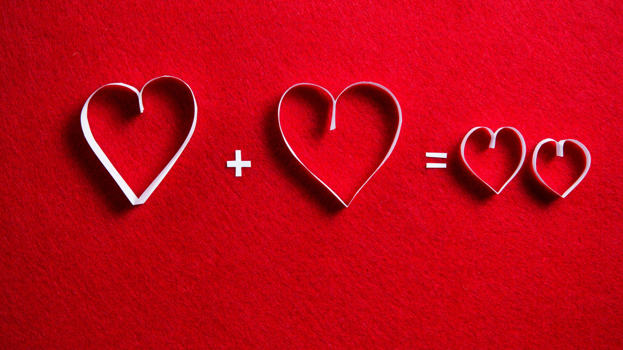 Белые бумажные сердечки на красном фоне