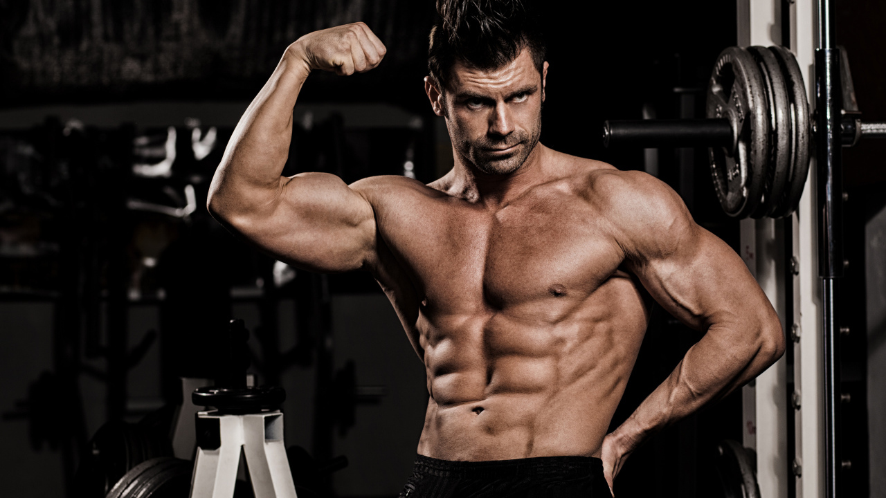 Накаченный мужчина в спортзале 