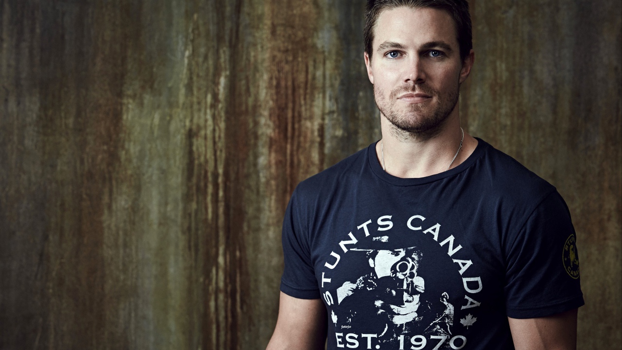 Голубоглазый мужчина актер Стивен Амелл