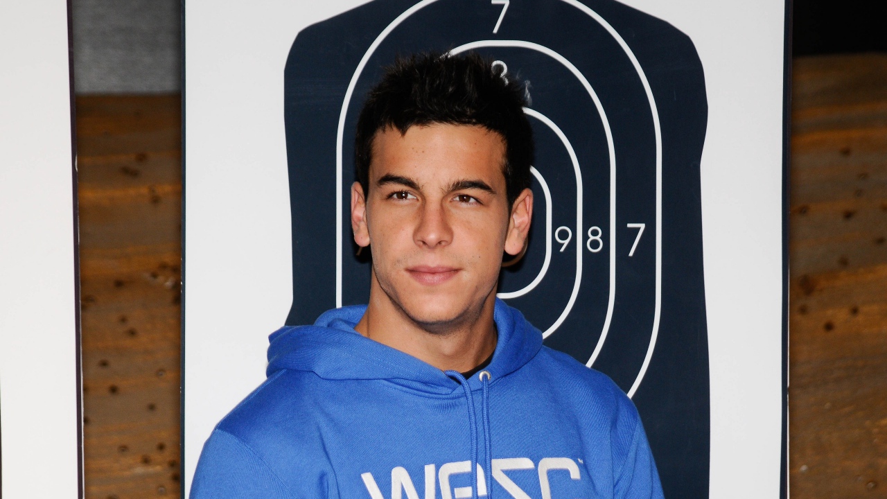 Популярный актер Марио Касас на фоне мишени