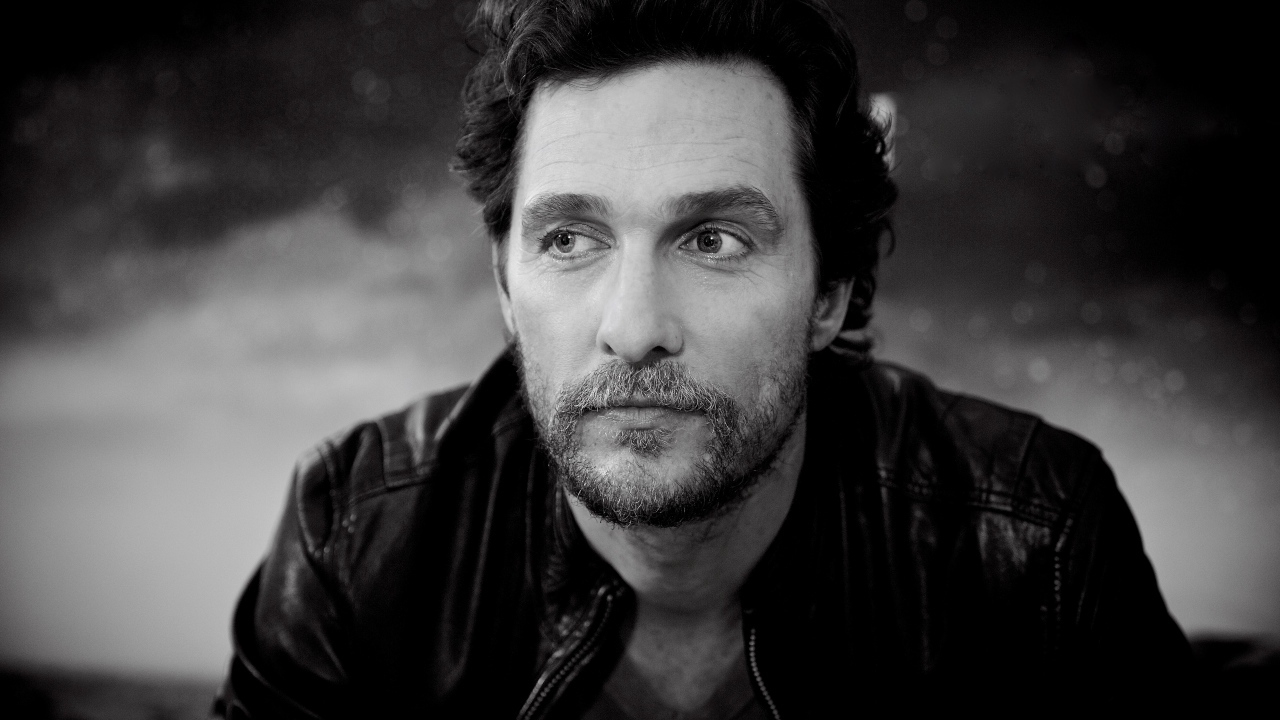 Популярный актер Мэттью Макконахи черно белое фото 