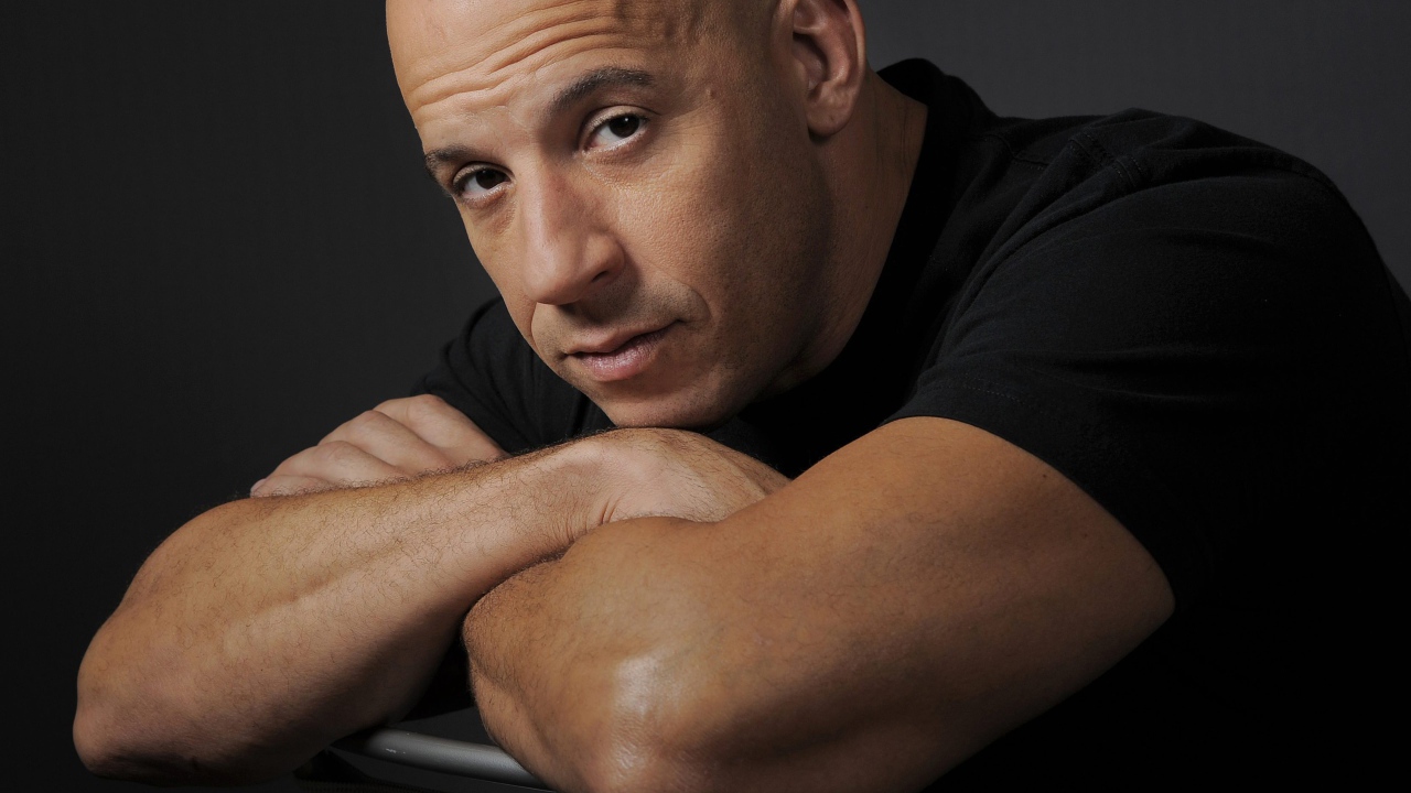 Популярный  актер Вин Дизель в черной майке