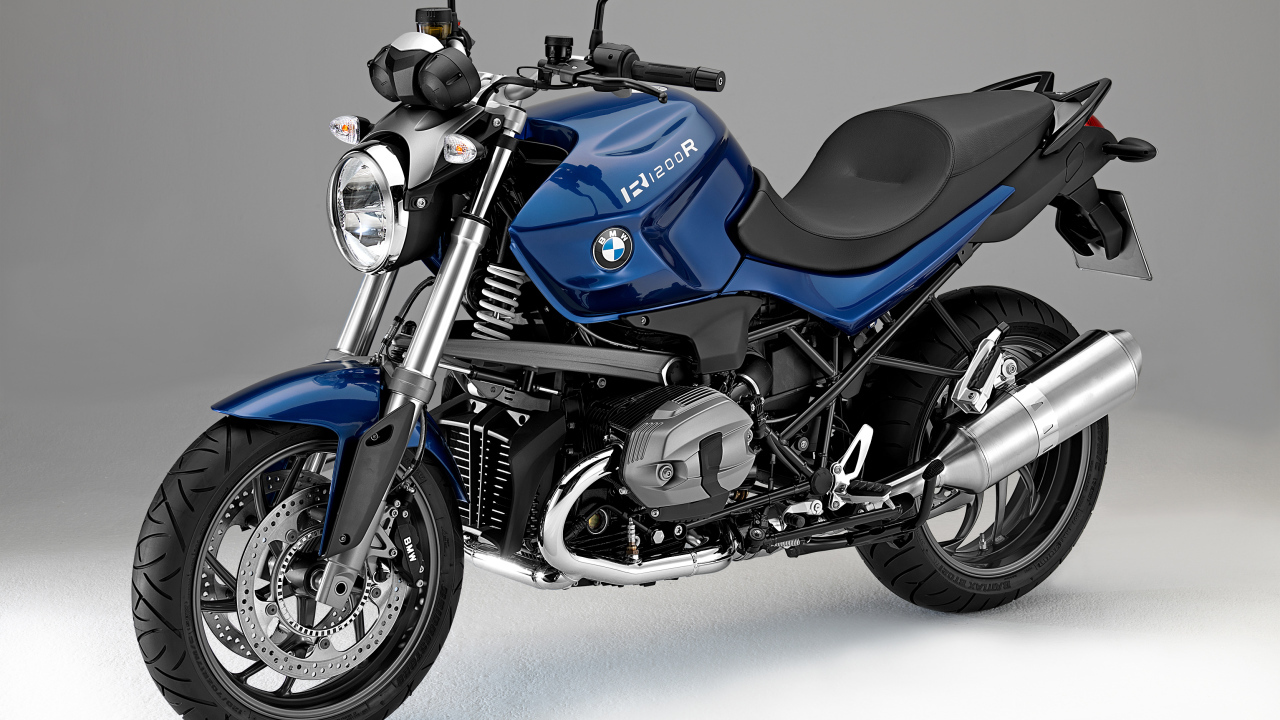 Синий мотоцикл BMW R1200R на сером фоне