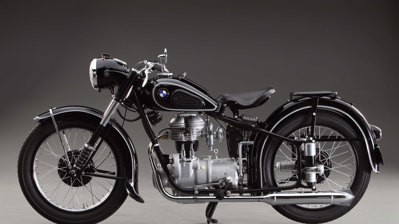 Мотоцикл BMW на сером фоне 