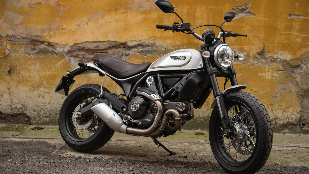 Быстрый мотоцикл Ducati Scrambler