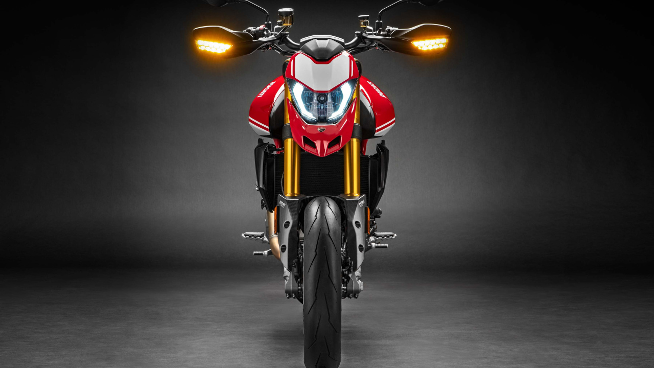 Мотоцикл Ducati Hypermotard 950 SP, 2019 года на сером фоне вид спереди