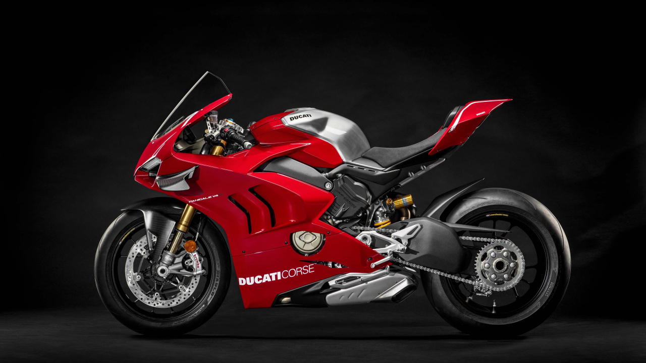 Красный мотоцикл  Ducati Panigale V4 R, 2019 года вид сбоку