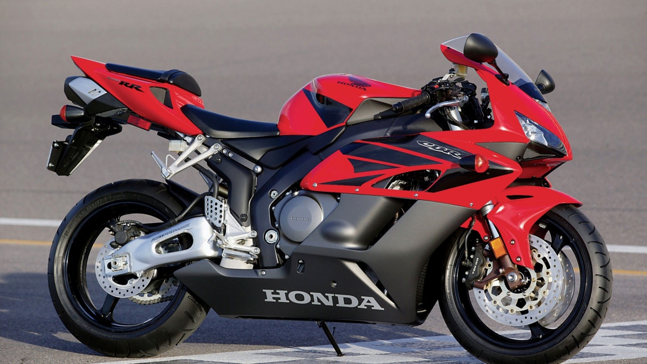 Красный мотоцикл Honda CBR1000RR