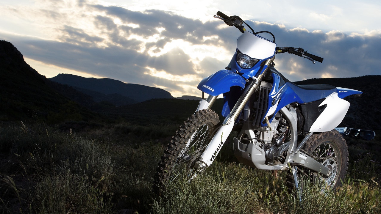 Мотоцикл Yamaha на траве в горах 