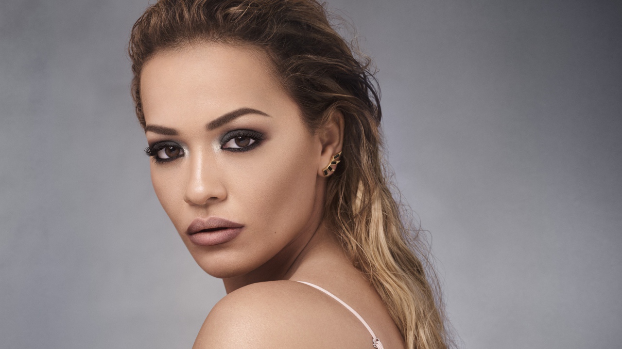 Красивая певица Рита Ора фото на сером фоне