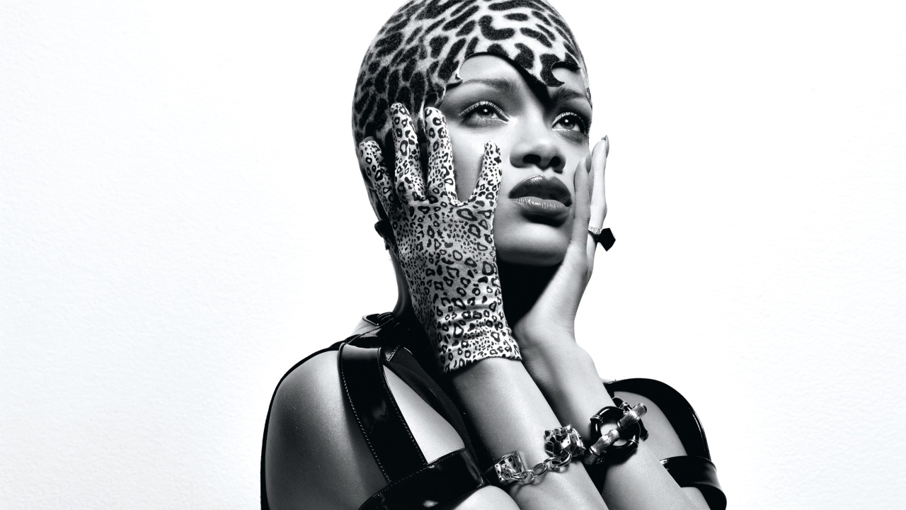 Яркая певица Рианна черно-белое фото