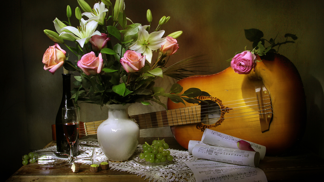 Гитара на столе с букетом и вином 