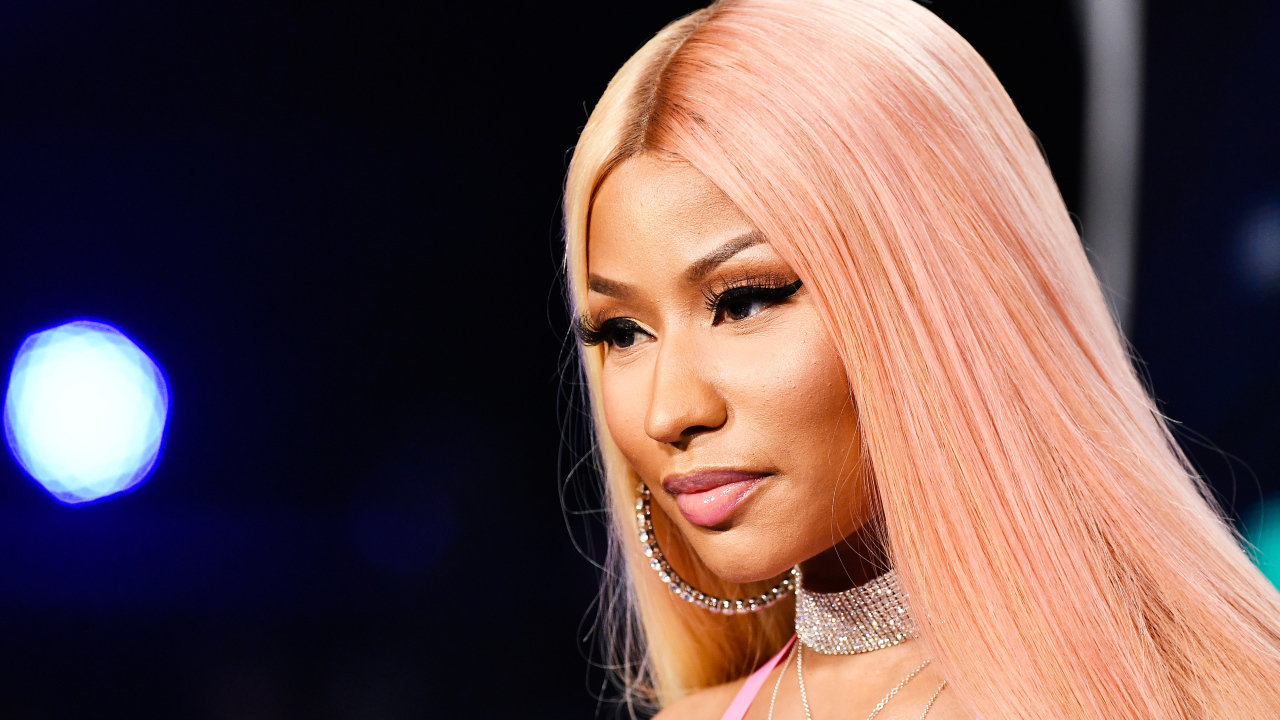 Певица Ники Минаж с розовыми волосами 