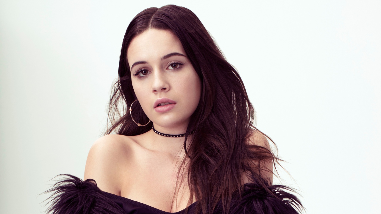 Американская певица Беа Миллер на белом фоне