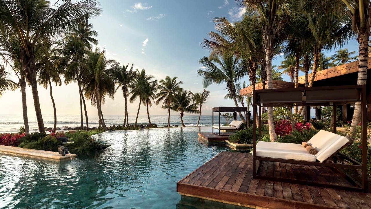 Место для отдыха на тропическом пляже у воды 