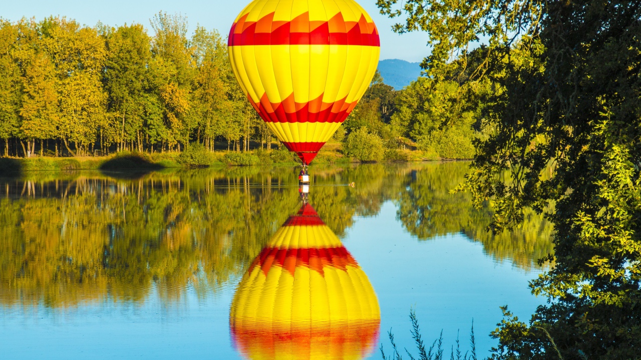 Большой воздушный шар над озером