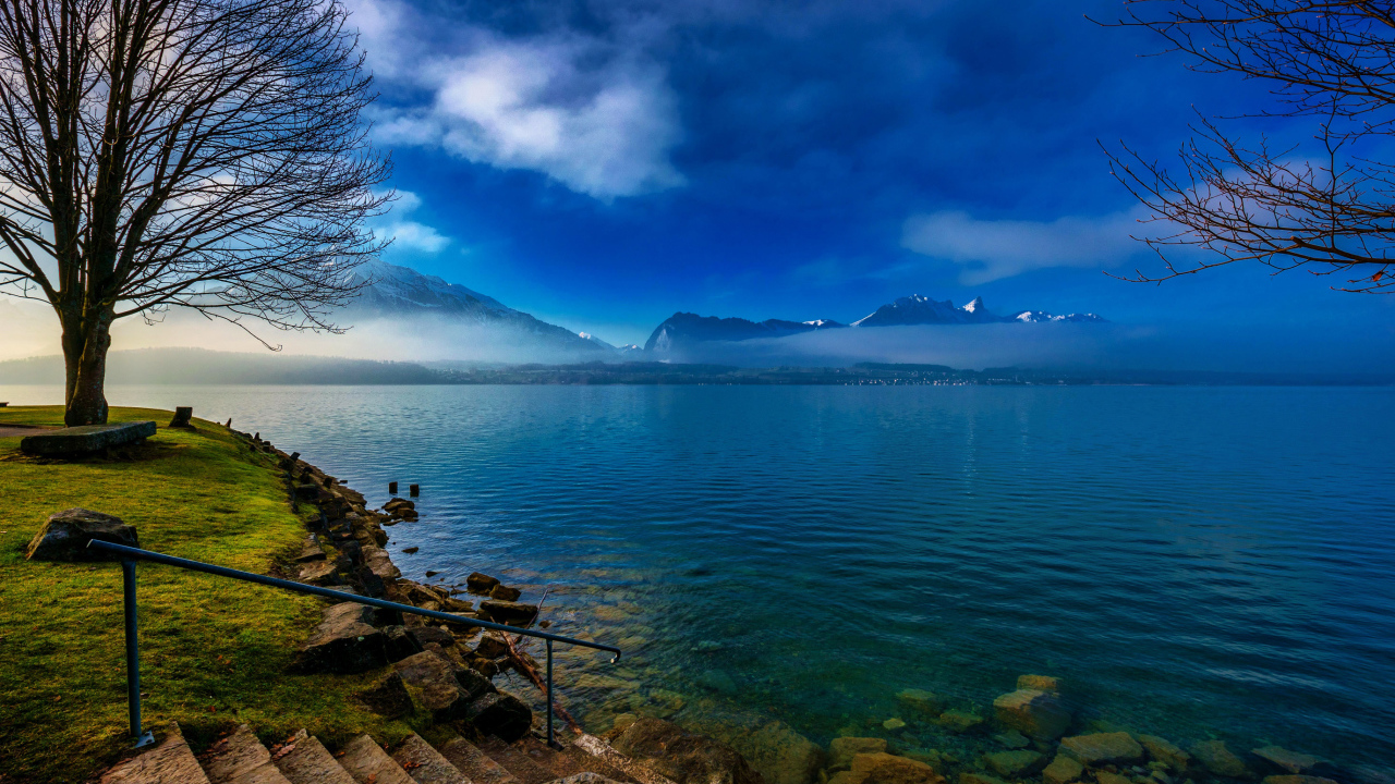 Туман над озером на фоне гор 