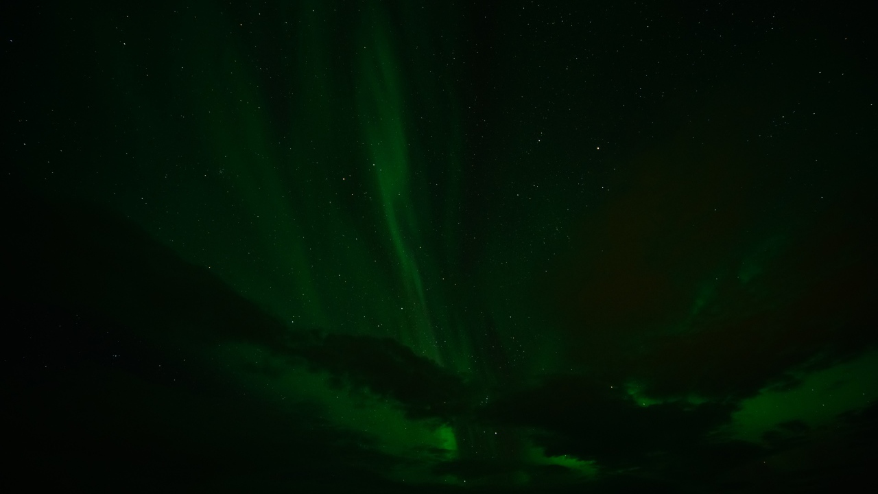 Зеленое северное сияние в звездном небе