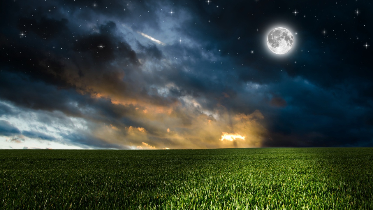 Зеленое поле под красивым небом с яркой луной ночью