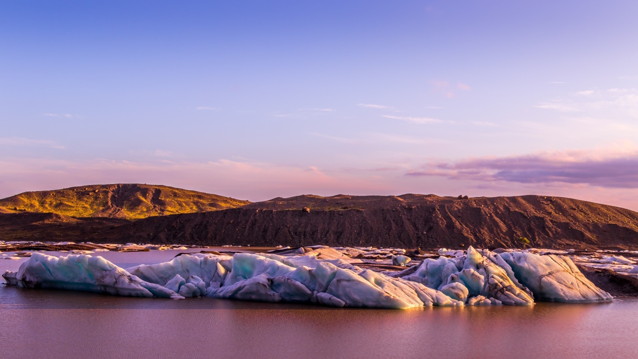 Тающие ледники под красивым сиреневым небом