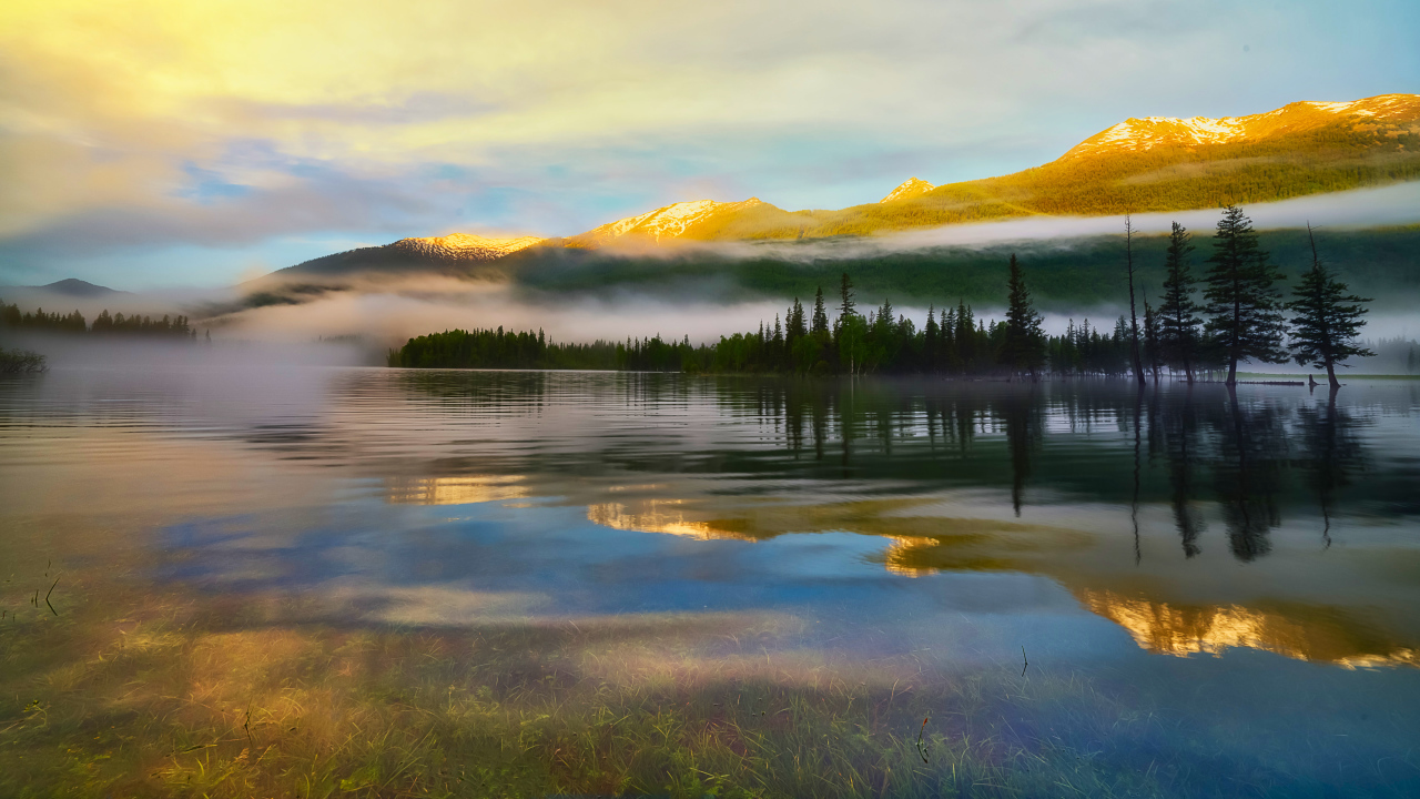 Утренний туман над водой на рассвете в горах 