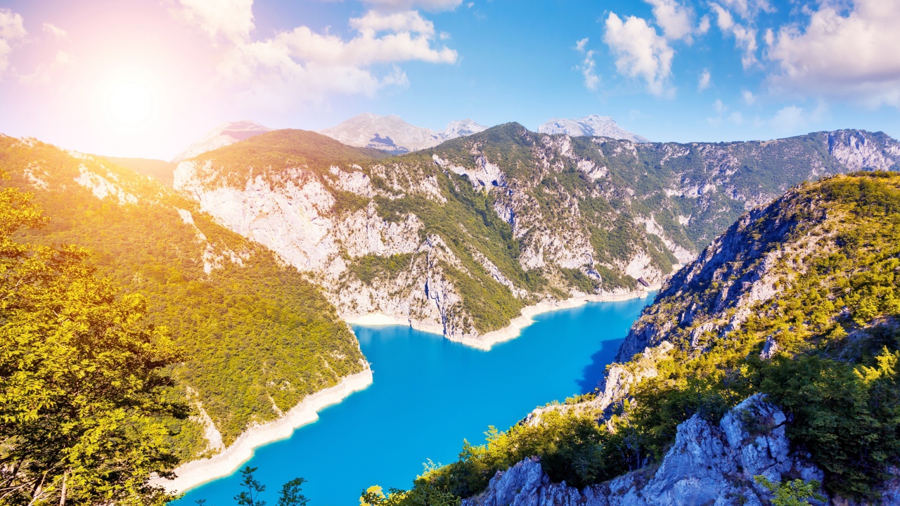 Река в горах под красивым солнечным небом