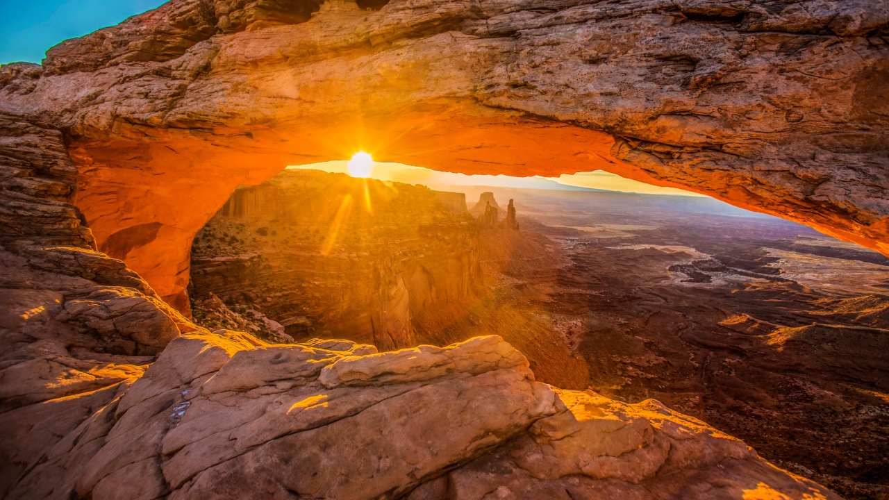 Солнце пробивается сквозь каменные скалы каньона
