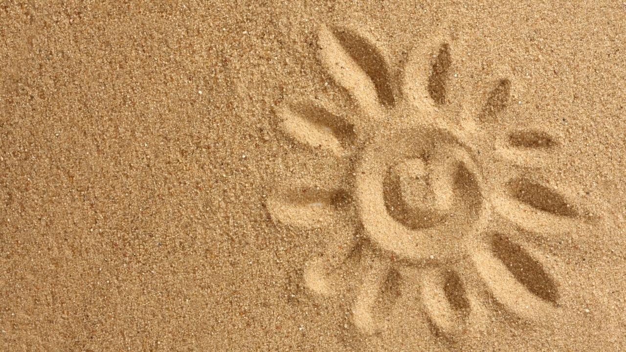 Солнце нарисованное на желтом песке