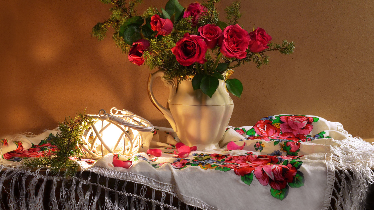 Букет роз в вазе на столе  с красивой скатертью 