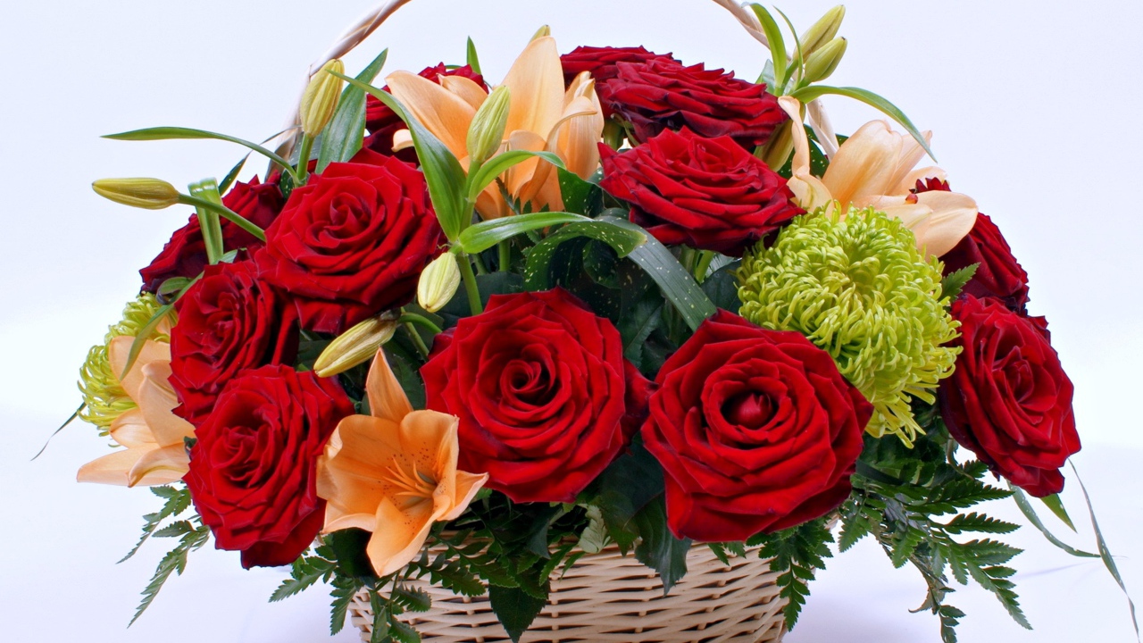 Корзина с цветами красной розы и лилии
